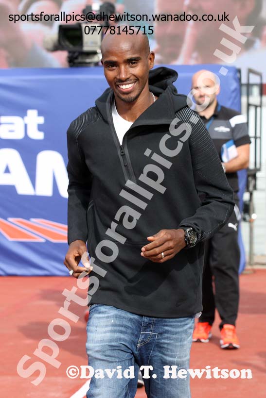 Mo Farah introduced to the crowd at the Great North CityGames. Photos: David T. Hewitson/Sports for All Pics